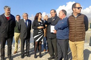 Crespo atiende las explicaciones sobre las obras en su visita a Adra.