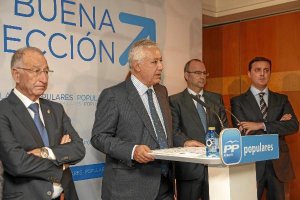 Javier Arenas acompañado de dirigientes del PP en Almería