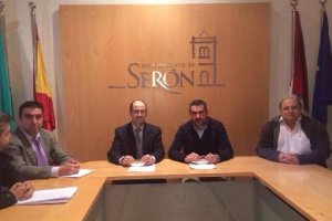 Firma del acuerdo entre el Ayuntamiento de Serón y Repsol