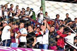 Un muerto por un tiroteo entre hinchas del Lanús argentino