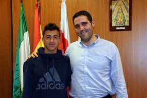 El concejal con el joven tenista.