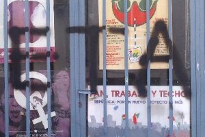 Pintadas en la sede de IU en Níjar.