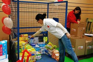 Voluntario de Cruz Roja ordenando los productos donados.