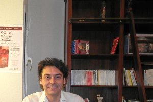 José Miguel Carmona sostiene un ejemplar de su libro ‘Almería, tierra de cortijos’. 