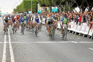 Llegada de una edición de la Clásica de Almería.