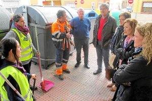 Las delegadas del Gobierno y de Empleo de la Junta de Andalucía visitan a jóvenes contratados con el