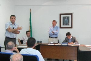 El portavoz del PSOE (izqu.) y el alcalde (derecha) en un pleno en Partaloa