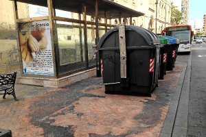 Contenedor quemado en la ciudad.