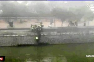 Captura del video de AStv. La Policía rescata al ultra del Deportivo del Manzanares.