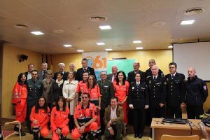 Profesionales del 061 con los representantes de las instituciones y colectivos reconocidos con motiv