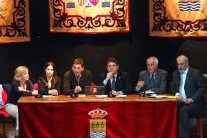 Sánchez Teruel y Rogelio Mena (centro) con la edil de Urbanismo y miembros de AUAN