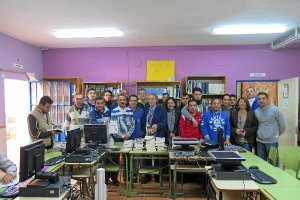 Entrega de los cien ejemplares al centro penitenciario.