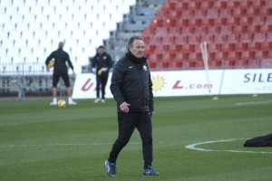 JIM quiere estrenarse con victoria en Liga.