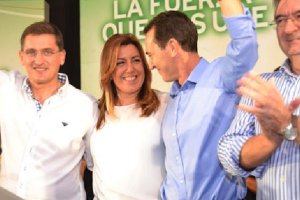 Mirada cómplice entre Susana Díaz y Pérez Navas en el último acto en Almería.