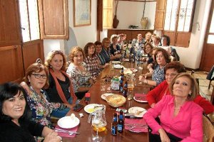 Alumnas, internas, del Colegio Profesional María Inmaculada, promoción 1975 se reúnen por primera ve