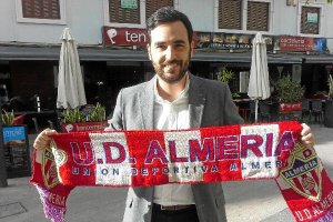 Con la bufanda del Almería.