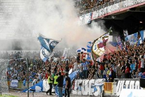 Bote de humo en el fondo de Riazor.