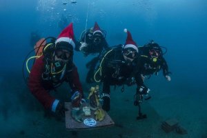 Colocación del acuático Belén en las aguas de la Playa de El Palmer 