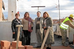 Elena Cortés en su visita ayer a las obras de la Calle Santiago