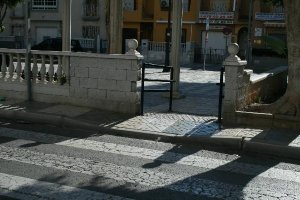 El Paseo de los Baños, con una rampa a la que, sin embargo, no se puede acceder.