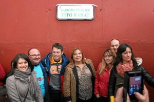 El piloto, la alcaldesa y su placa