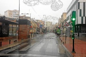 La ciudad de Almería pareció estar dormida durante toda la mañana de ayer. En la foto, la calle Obis