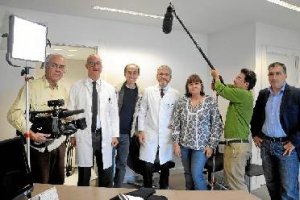 Los doctores, con el equipo de Informe Semanal y Óscar Martínez, gerente de la Fundación Amical.