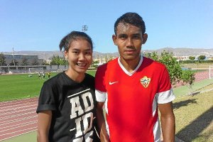 Teerasil con su hermana en el campo Anexo.