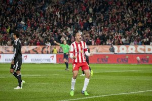 Soriano celebrando el gol de Verza contra el Madrid.
