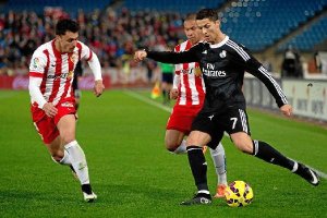 Una jugada del Almería-Real Madrid.