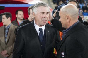Carlo Ancelotti, saludando a Miguel Rivera.