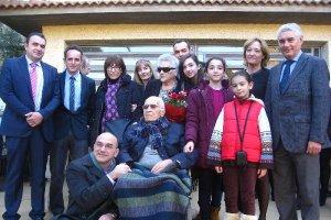 Ricardo Rueda, en el centro, junto con su familia y otras autoridades.