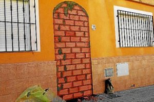 Puerta de una de las casas tapiada tras el desalojo