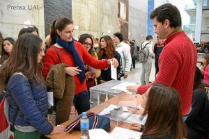Imagen de distintos estudiantes en el momento de depositar su voto para el Claustro. 
