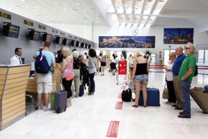 Pasajeros en los mostradores del aeropuerto