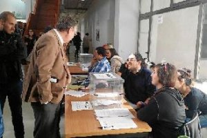 Javier de las Nieves observan en el Aulario IV el ambiente de las votaciones. 