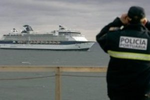 Policía Portuaria vigila la entrada a puerto de un buque.