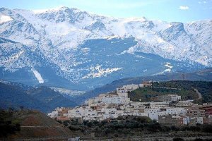El pueblo de Abla, con las cumbres de Sierra Nevada a su espalda.