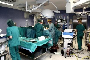 Sanitarios en un quirófano del hospital Torrecárdenas.
