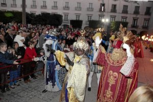 Los Reyes Mago a su paso por la Plaza de la Constitución.