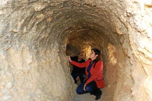 El alcalde y la concejal en una de las travesías que unen las trincheras.