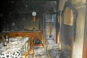Estado en el que quedó una de las habitaciones afectadas por el fuego.
