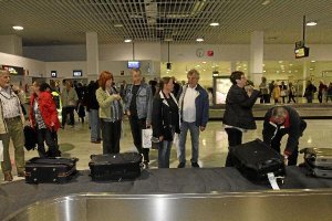 Llegada de turistas al aeropuerto de Almería.