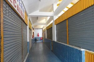 El mercado se encuentra prácticamente vacío a diario y sólo tres puestos mantienen abiertas sus puer