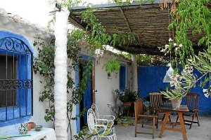 Porche de Casa Abuela, una de los seis alojamientos rurales solidarios que hay en Almería.