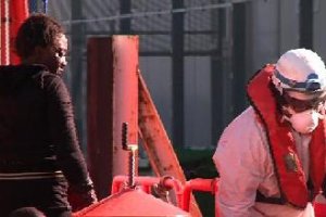 Llegada al puerto de la patera el pasado viernes.