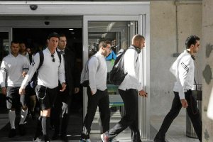 Cristiano Ronaldo y sus compañeros, saliendo del aeropuerto de Almería.