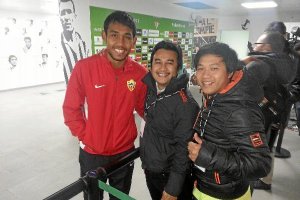 Teerasil con los periodistas de Tailandia.