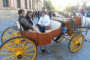 Tres grandes aficionadas del Almería en Sevilla.