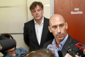 Santi Nebot, detrás de Rubiales.